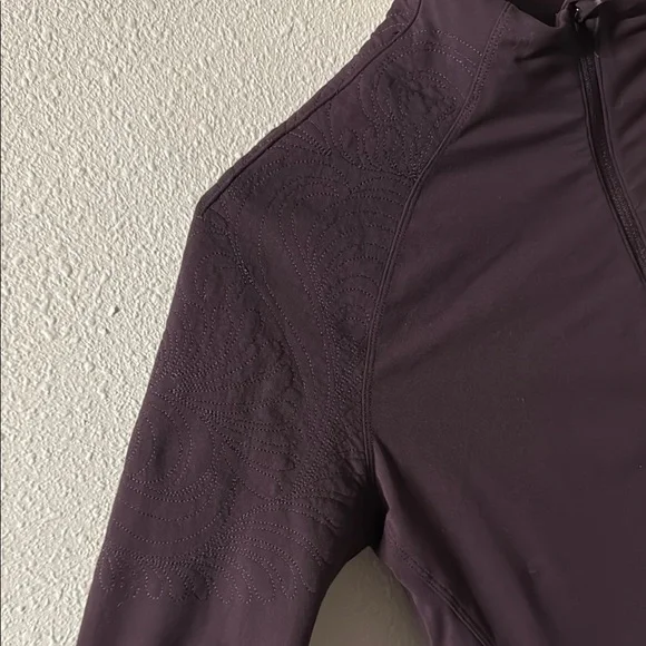 Lululemon Toasty Tech 1/2 Zip Size 6 with Gorgeous Sleeve Detail - Picture 4 of 12
